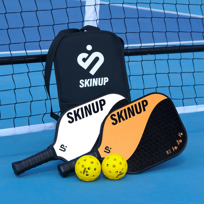 Kit pickleball 1 housse 2 balles 1 raquette Yin Yang blanche et 1 orange SKINUP SPORT – sur terrain