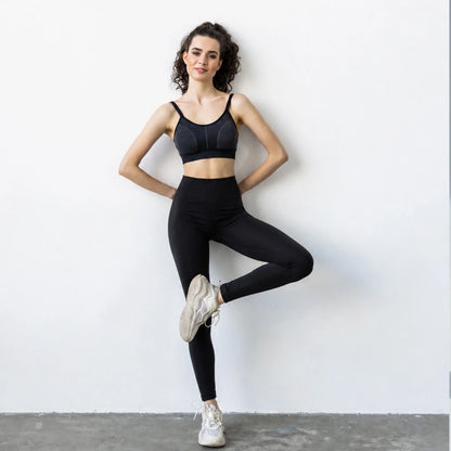 Femme en legging se tenant debout avec les mains dans le dos
