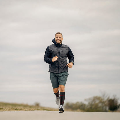 Homme qui fait du jogging avec des manchons de mollet