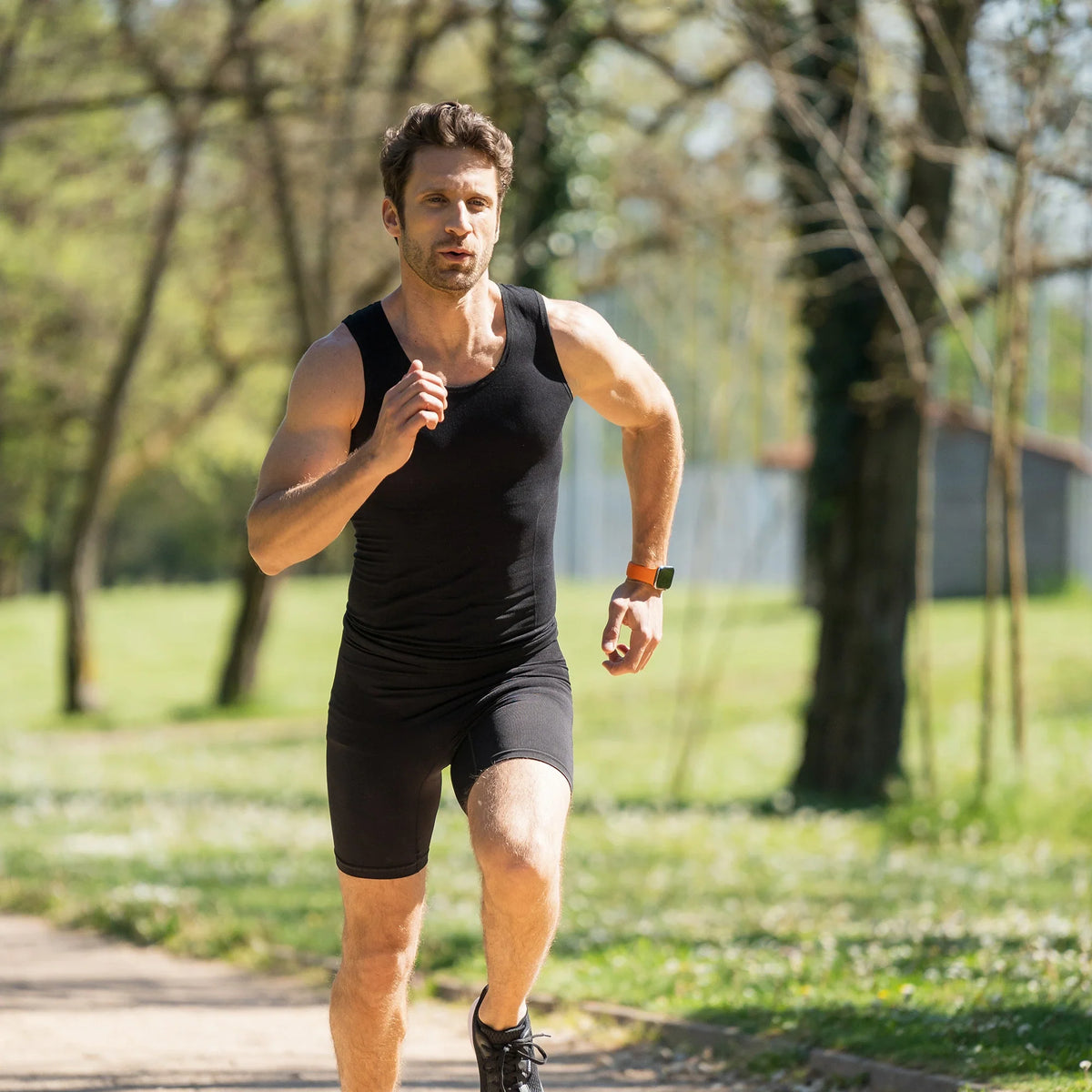Homme en débardeur faisant du jogging