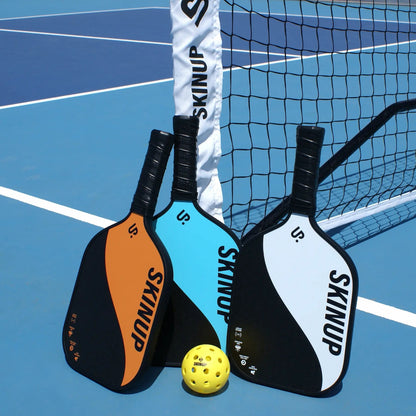 3 raquettes Yin Yang orange bleue et blanche SKINUP SPORT - sur le terrain avec une balle et le filet